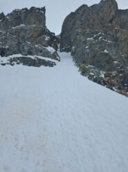 a sinistra faccia a monte dello sbarramento c'è questa goulotte che porta in cresta