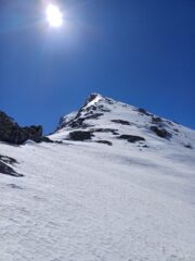 Appena sotto al colle, neve dura e coltelli