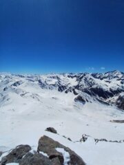 Il versante di discesa con il vallone di tsarnia e il Pelato in centro a destra, il traverso è stato fatto li, sempre su neve dura ma sciabile