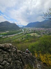 Riki in arrivo alla prima sosta. Dietro l'improbabile panorama sulla piana del Toce e il Lago Maggiore sullo sfondo