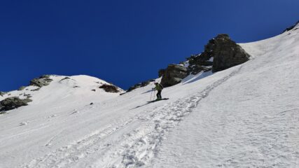 Primo tratto ripido dopo il colle, la neve è molto dura ma tiene 