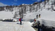 Nei pressi del Rifugio Barbustel saliamo verso il colle del Lago Bianco