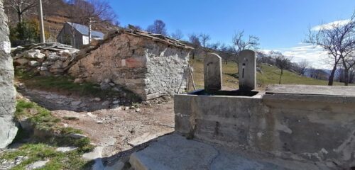 Dove si lascia  la strada e si prende il sentiero