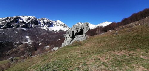 Il grande masso vicino al rifugio