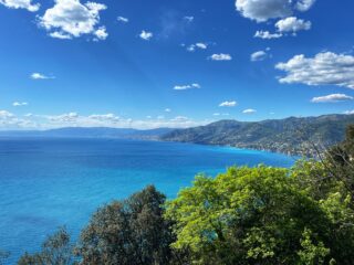 Vista sul primo levante di Genova dal sentiero che da S.Rocco di Camogli conduce a P.ta Chiappa