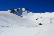 La vetta al fondo dal vallone sospeso