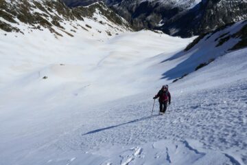 Pendio finale su neve dura risalito con piccozza e ramponi