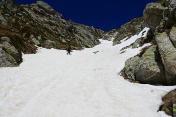 Discesa nel canale ancora innnevato a parte l'ultimo tratto