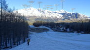 Ci facciamo tentare dalle facili piste invece di traversare verso all'impianto visibile nella foto, continuando sulla strada che porta all'Alpe Groppera. 