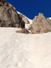 Poco sotto la cornice d’uscita 