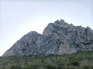 L'attacco della via è sullo spigolo di destra che si vede nella foto, a sx della parte di roccia più chiara.