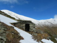 Al centro il colle della Croce d'Intror