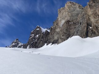 al ripello per la Sella d'Asti - La Rocca Rossa è la punta nel mezzo della foto