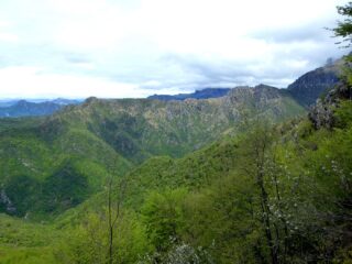 M.te Magnodeno e Cresta della Giumenta visti dalla dorsale.