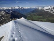 Verso la valle centrale e parte della bella cresta nevosa.