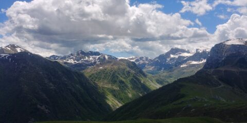 Vista dalla cima, con Mondolé, Mongioie e Saline