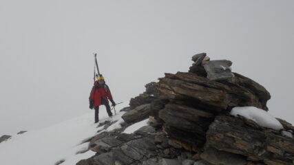 l'arrivo al Corno del Teodulo nel whiteout che tale permarra' per il resto della giornata..