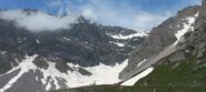 Ampi nevai persistono sotto le cime (Rocca Bernauda?)