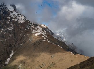 Il colle crest, e la cresta est di Punta del Vallone con gruppo CAI in ritirata