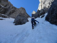 Ultima parte di canale, al sole il gendarme col tiro di IV