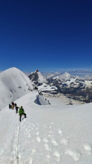 quasi in vetta con il Breithorn occidentale e il Cervino sullo sfondo