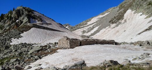 La conca dei Laghi di Fremamorta vista da quello Inferiore 