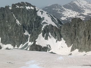 Dal plateau della vetta, in centro e in basso, la zona delle Traversette e del Buco di Viso, ancora sommersa dalla neve. 