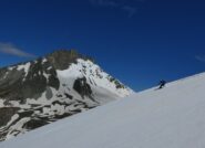 Discesa finale su neve stupenda, con la Rognosa d'Etiache sullo sfondo