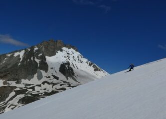 Discesa finale su neve stupenda, con la Rognosa d'Etiache sullo sfondo