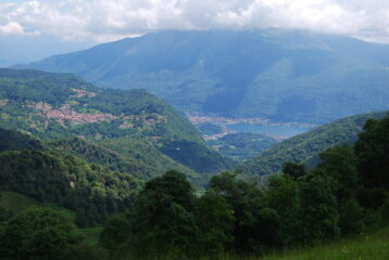 Le Quarne, Omegna e la testa del Lago d’Orta dall’Alpe Sacchi. Mottarone nelle nuvole.