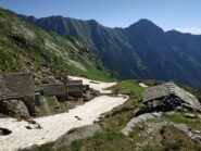 Alpeggio alto, prima del colle. Sullo sfondo il colle del termo e la cima Lampone.