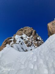 Colletto pensa imballato di neve