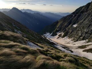 Il vallone risalito. Notare la striscia pulita in cui passa il GTA e le scariche di pietre dalla parete nord sulla neve dentro al canalone.