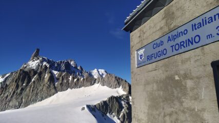 Dente del Gigante e Aiguilles de Marbrées dal Rifugio Torino