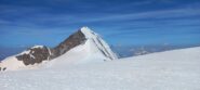 Lyskamm Orientale (4527m) e, a destra sullo sfondo, il Cervino (4478m) e la Dent Blanche (4357m)