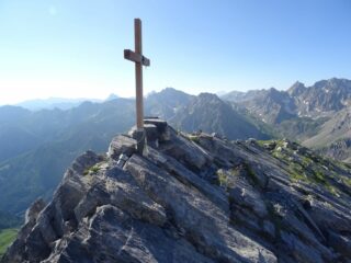 in cima c'è una nuova croce