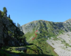 Il costone al centro porta al Forte Giaura