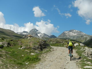 Oltre il rifugio Dondena che si trova a quota 2186 m.