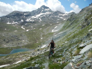 sentiero di salita in buona parte ciclabile