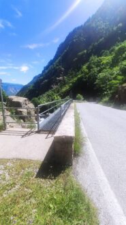 ponte con passaggio pedoni e muretto basso