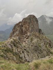 il pizzo Varrone visto dal Varrone delle Vacche. Si noti il canale di discesa detritico dove è presente la calata.