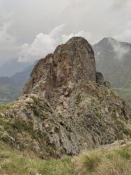 il pizzo Varrone visto dal Varrone delle Vacche. Si noti il canale di discesa detritico dove è presente la calata.