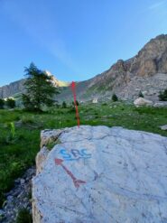 In alto si intravede il colle tra le due cime