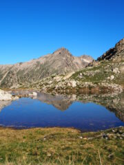 La Pointe de Giegn si specchia in un laghetto lato francese