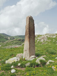 Menihir presso il lago