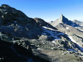 Ancora diversi nevai nel traverso sotto la nord di Rocca Bianca