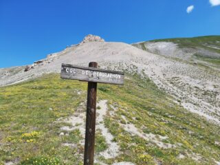 Al colle, dietro il pendio di discesa