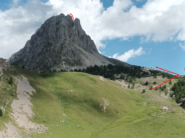 Vista dall'agriturismo La Meja: percorso suggerito e torrione finale.