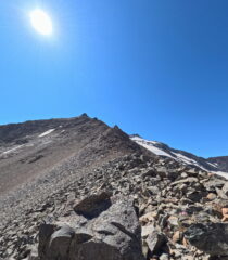 La cresta dal Colle con i due gendarmi e la cima