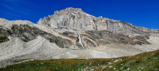 Lo spettacolare versante est della Granta Parei